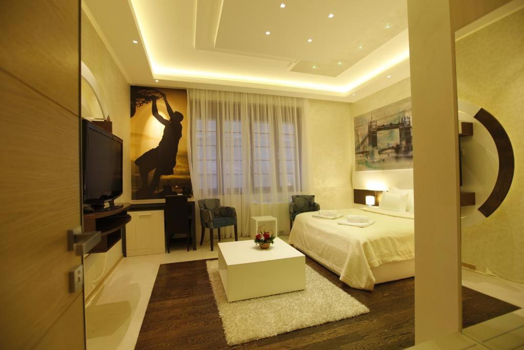 Privilege Suites By Central Park Belgrade Room photo