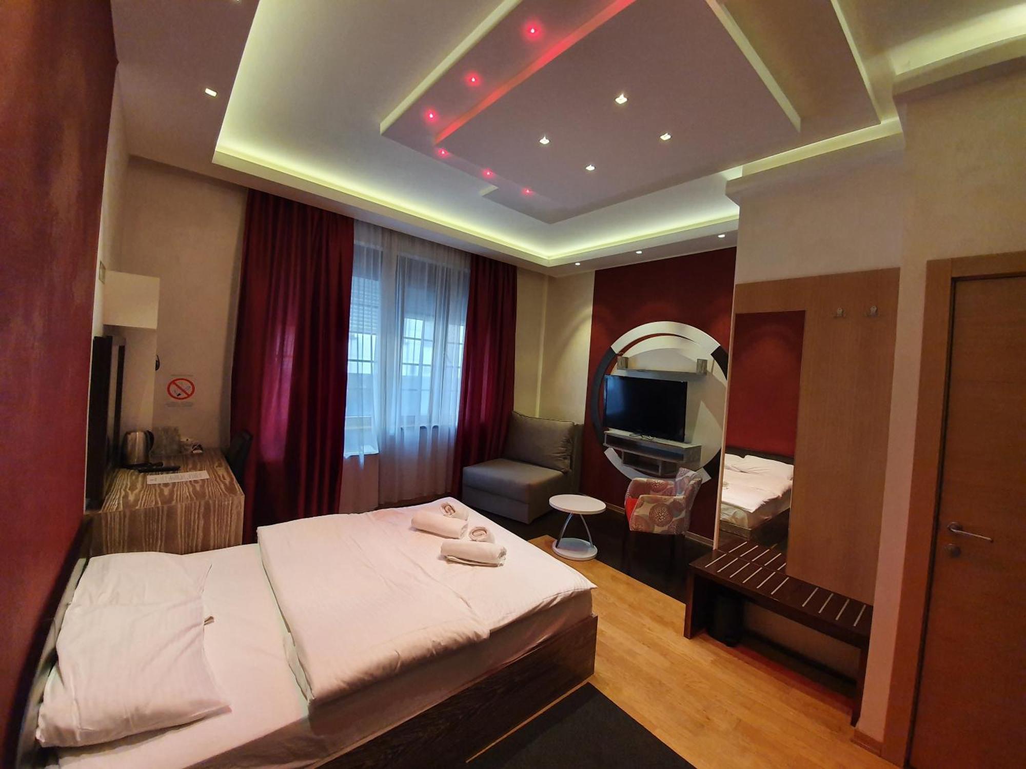 Privilege Suites By Central Park Belgrade Room photo