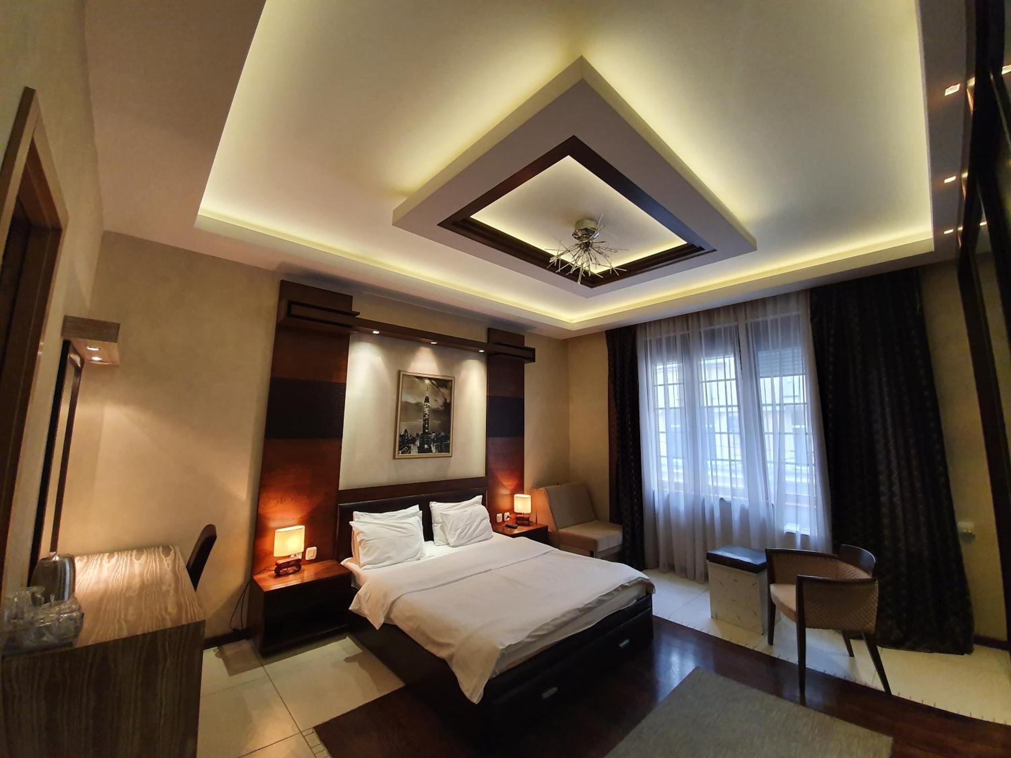 Privilege Suites By Central Park Belgrade Room photo